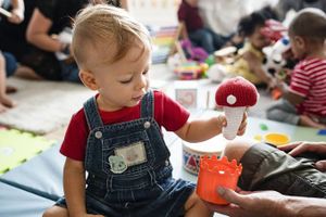 Crèches : éducatrices, auxiliaires, psychomotriciennes, les profils qui manquent