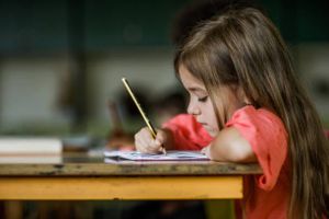 Enfants de l’ASE : l’Éducation nationale veut prévenir les ruptures scolaires