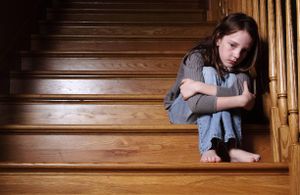 Violences conjugales : le mineur peut « assister aux faits » sans en être le témoin oculaire