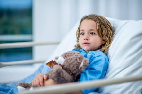 La liste des pathologies ouvrant droit à un congé spécifique pour les parents