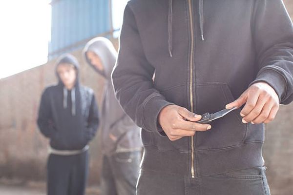 Mineurs et port d’armes blanches : la justice précise sa nouvelle stratégie