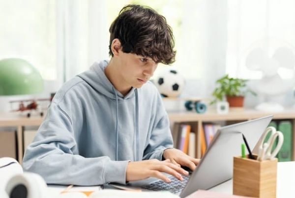 Un million de jeunes freinés par l’illettrisme et l’innumérisme