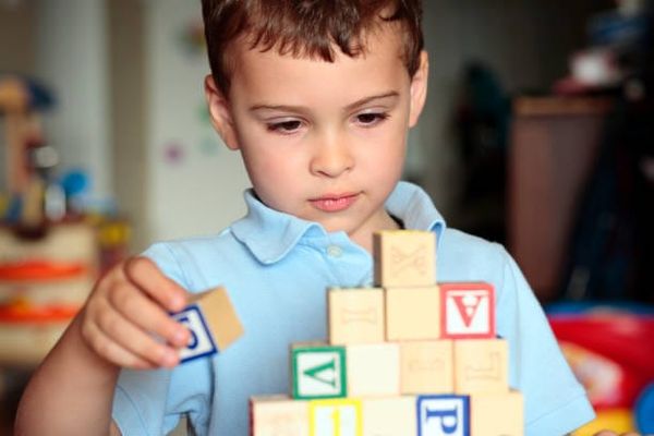 L’État condamné pour manquements à la prise en charge d’un enfant autiste