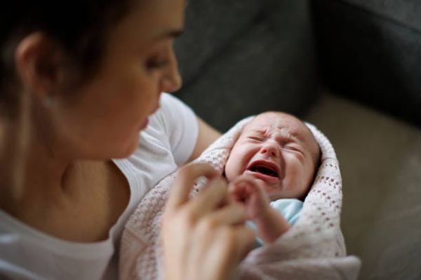 Syndrome du bébé secoué : seule une mère sur deux en France a reçu le plan de gestion des pleurs du nourrisson