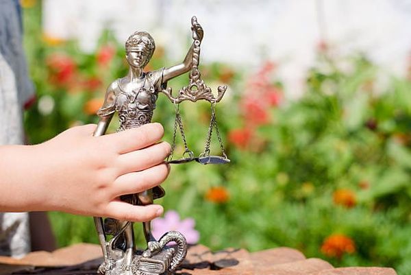 Droits de l’enfant : la Défenseure des droits pointe les failles de la justice des mineurs
