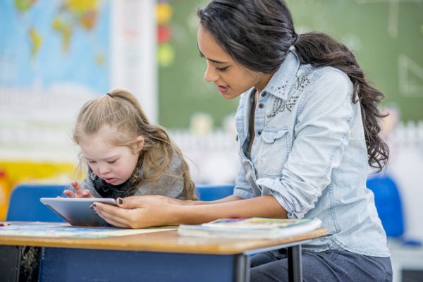 École inclusive : les AESH intégreront-ils la fonction publique ?