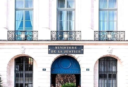 Justice des mineurs : la défense en règle du garde des Sceaux sur la loi Attal