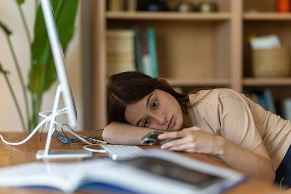 Santé mentale des adolescents : les réseaux sociaux amplifient les troubles observés hors ligne, en particulier chez les filles