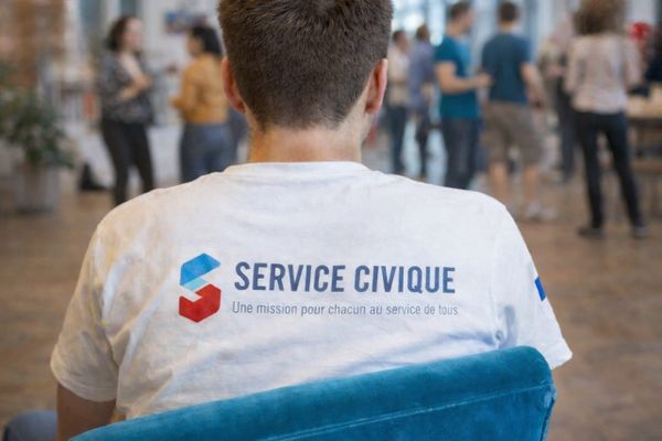 Apprentissage, service civique, stages… Les politiques d’insertion des jeunes, entre promesses d’embauche et faux espoirs