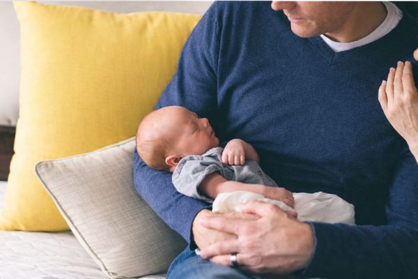 Congé de paternité : 81 % des pères l’utilisent, quatre ans après la réforme