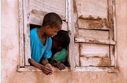 Grandir à Mayotte : une enfance submergée par les manques