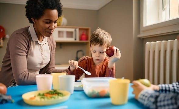 Pause méridienne : des élèves en situation de handicap laissés sans accompagnement après le repas