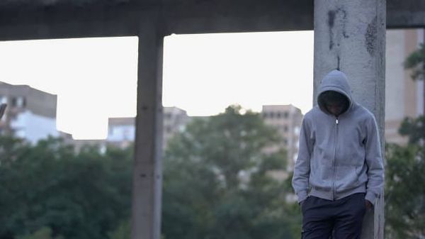 MNA en errance avec des conduites addictives : « Être là tous les jours » pour créer le lien dans la rue