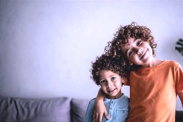 « Autant d’amour que de jalousie » : la fratrie, pilier fragile de la protection de l’enfance