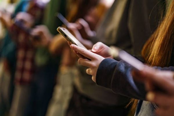 Jeunes connectés, éducateurs démunis : le grand décalage du numérique en protection de l’enfance
