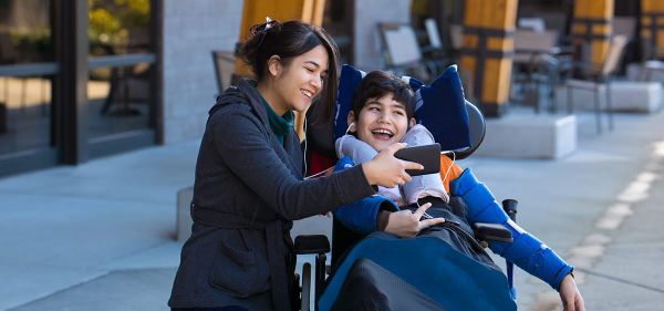 La CNSA déploie 12 projets pour mieux accompagner les jeunes aidants