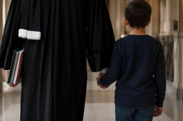 Un avocat pour chaque enfant sous mesure d'assistance éducative : la commission des Lois du Sénat juge la proposition « prometteuse mais inaboutie »