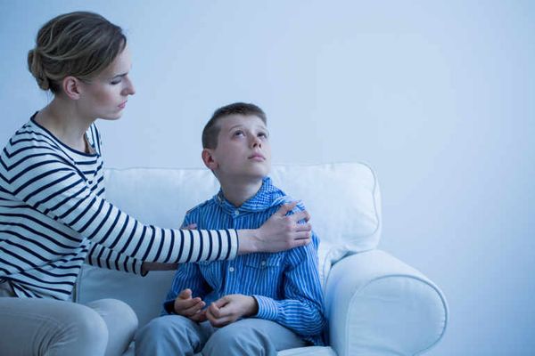 « Trop de familles continuent de rencontrer des difficultés » : le bilan à mi-parcours de la stratégie nationale TND 2023-2027