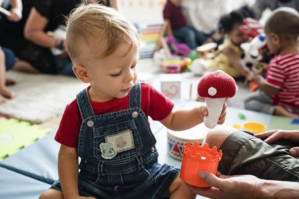 Crèches : éducatrices, auxiliaires, psychomotriciennes, les profils qui manquent