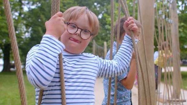Accueil d’enfants handicapés en centre de loisirs : les communes alertent sur leurs difficultés