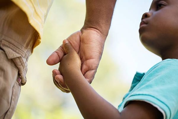 « Seuls deux psychologues pour plus de 1 400 enfants confiés à l'ASE » : l'État face à l'alerte de la Guadeloupe