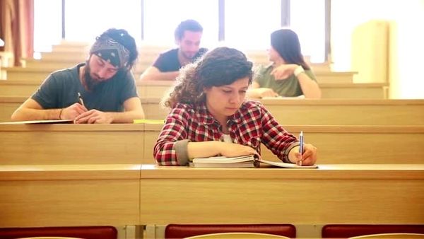 « Professionnels interchangeables » : la réforme des diplômes du travail social sous le feu des critiques