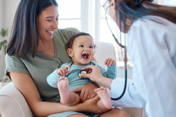 Projet de loi sur la protection des enfants : les médecins de PMI refusent une ASE « juge et partie »