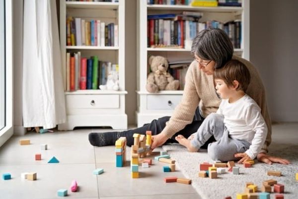 Retrait d'agrément d'un assistant maternel ou familial : que doit communiquer le département en cas d'enquête pénale ?