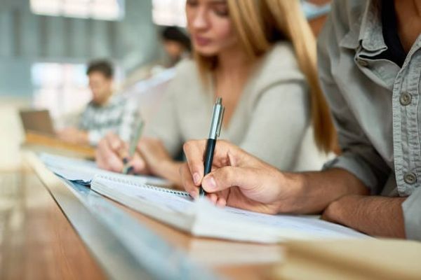 Diplômes du travail social : le gouvernement défend sa réforme face à la crainte d’un « travailleur social unique »