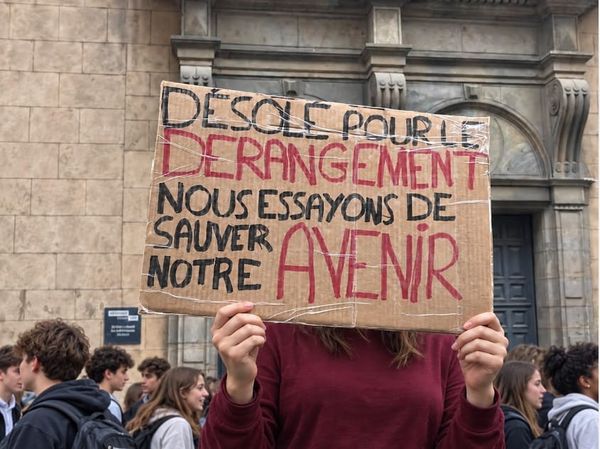 Violences en marge des blocus lycéens : une circulaire associe la PJJ et les parents à la réponse pénale