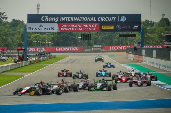 Ukyo Sasahara leads Jack Doohan into turn one.