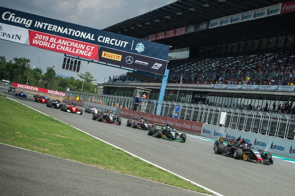 Race 6 gets underway at Chang International Circuit.