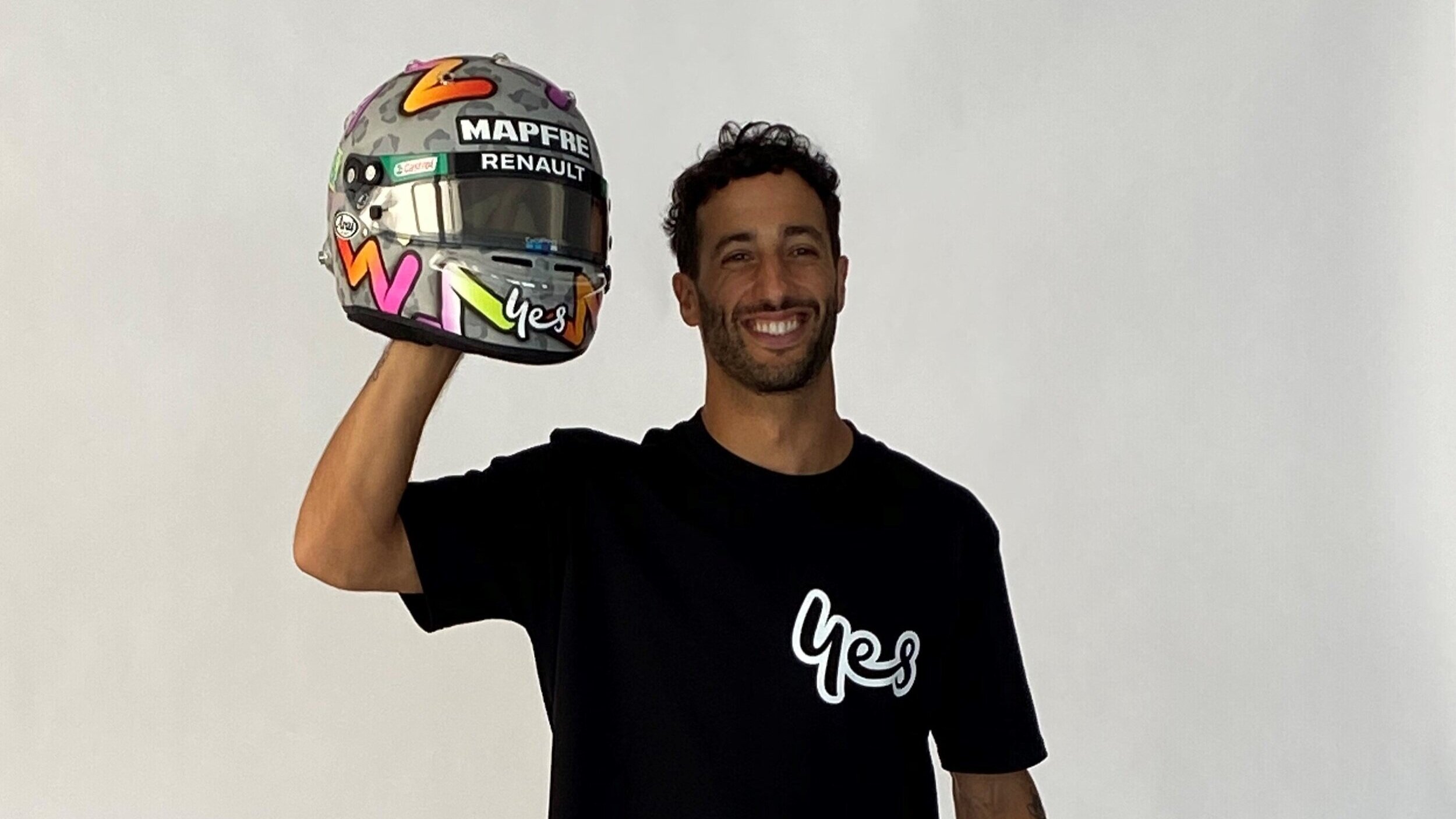 Daniel Ricciardo poses with his new helmet design. (Image: Supplied)