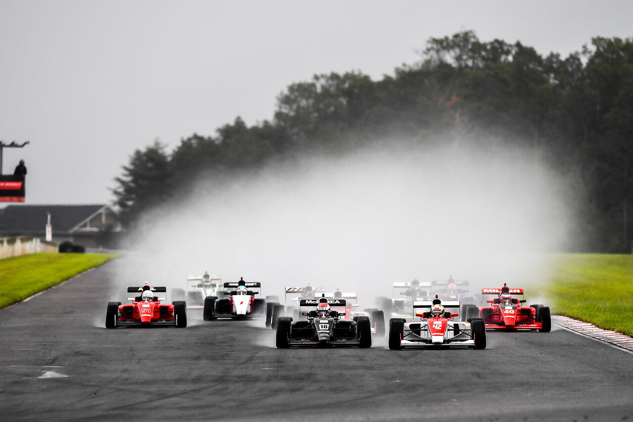 Hunter McElrea and Artem Petrov drag race to turn 1 on Sunday. (Gavin Baker Photography/Road to Indy)
