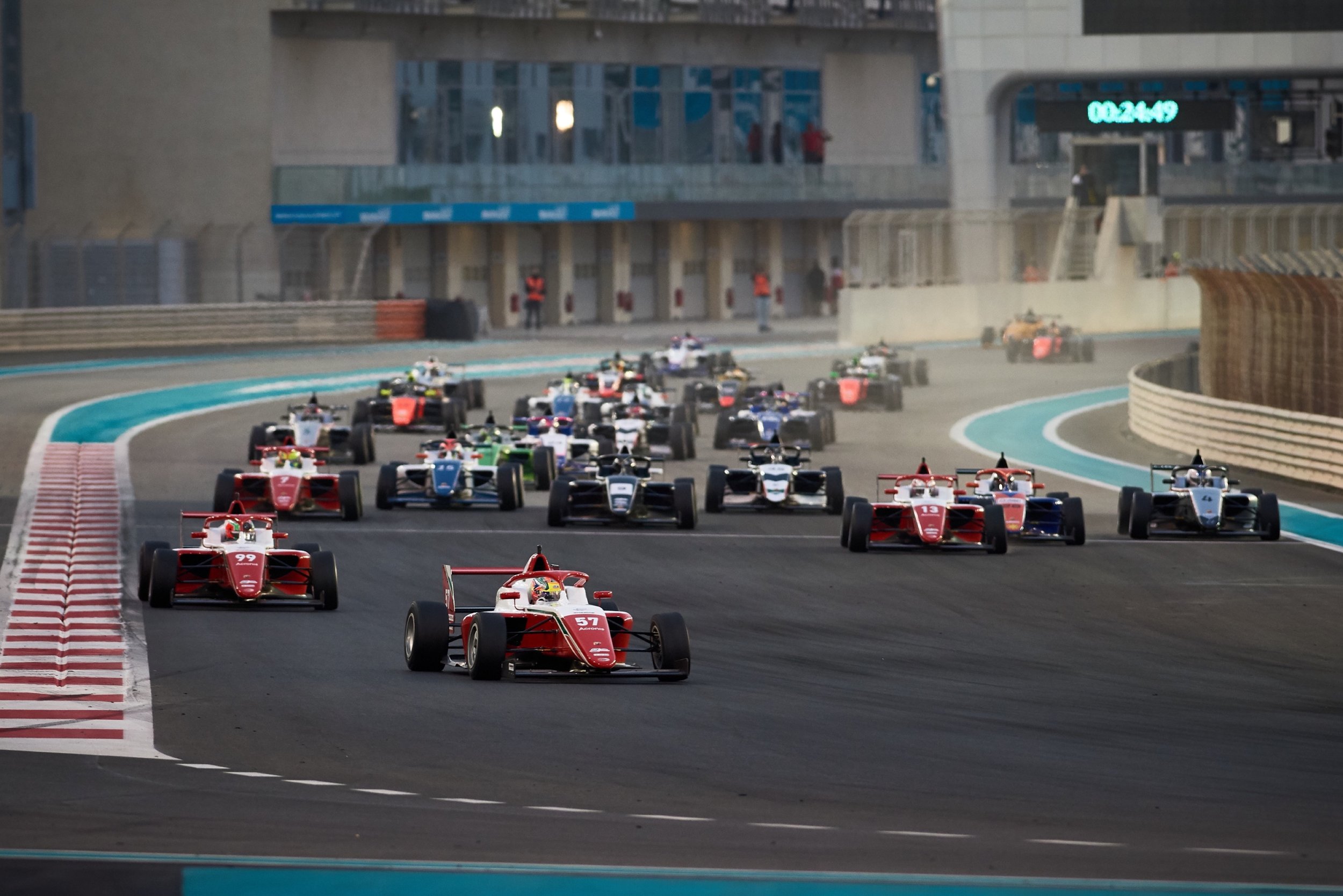 F4UAE Round 1 race 1 start