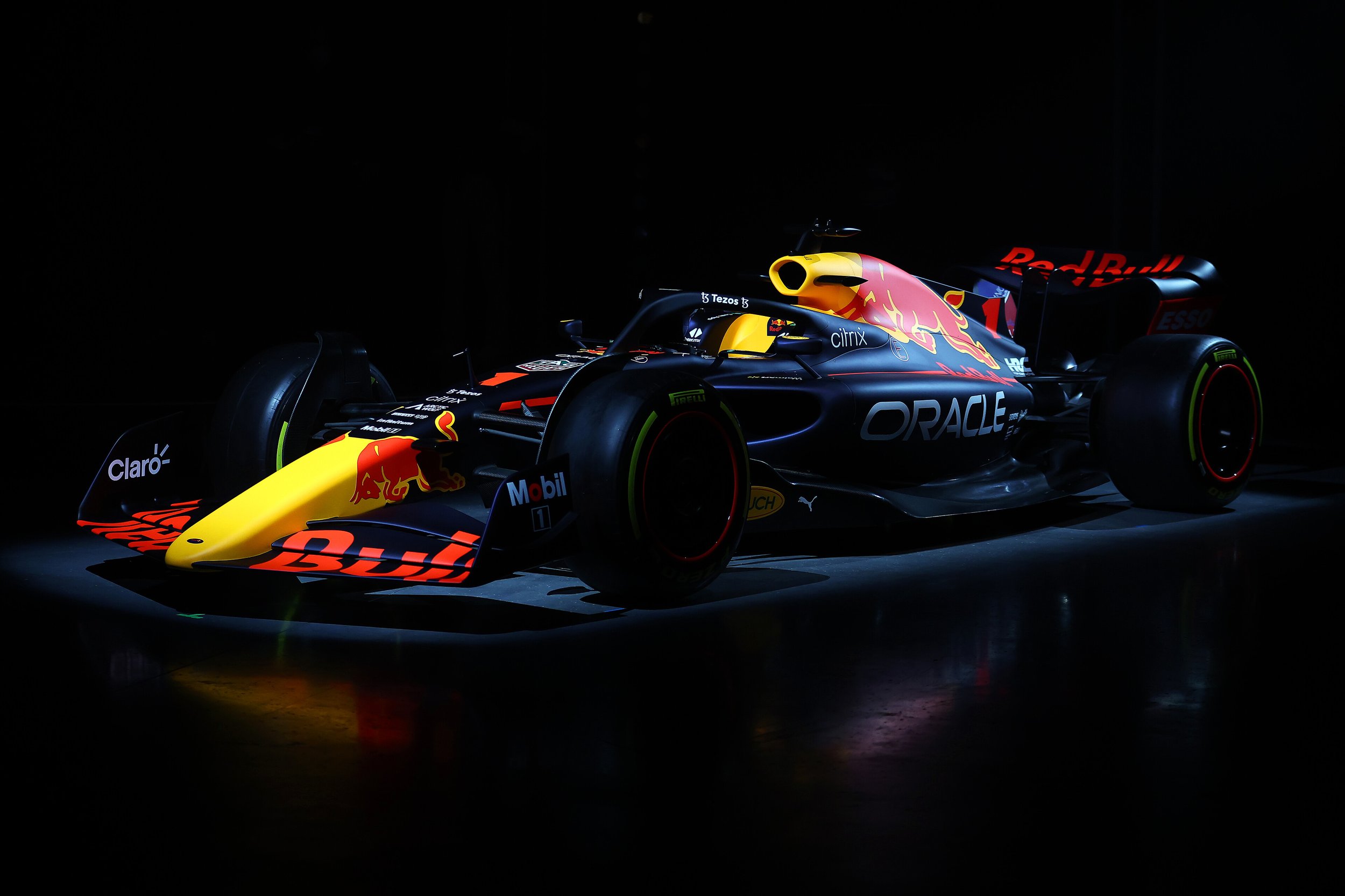 Red Bull Racing have shown off a tweaked livery and new title sponsor Oracle at their 2022 season launch.