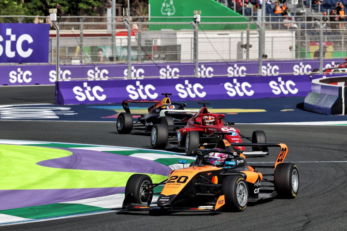 Ella Lloyd masters Jeddah for maiden F1 Academy victory