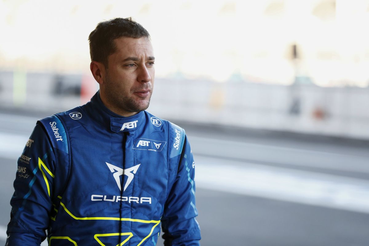 Robin Frijns suffers broken wrist in Formula E crash