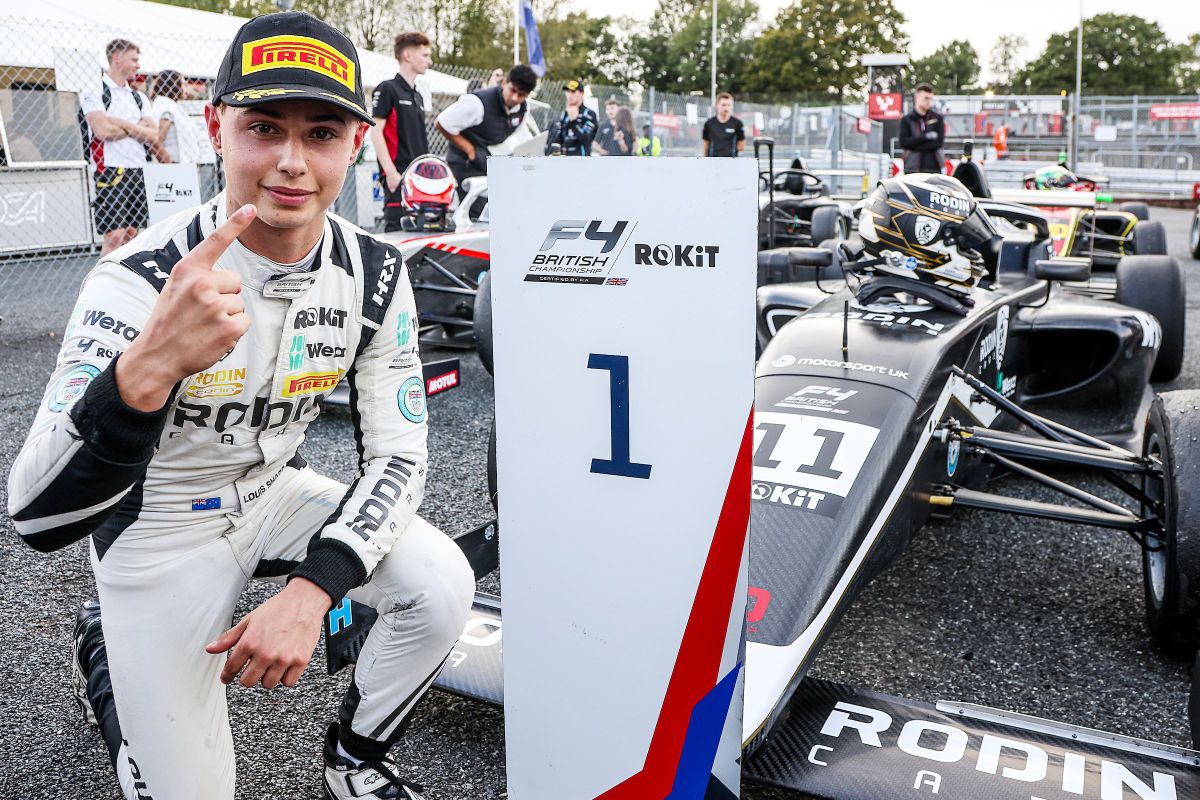 Louis Sharp strikes first in British F4 title fight with pole and victory in Brands Hatch finale