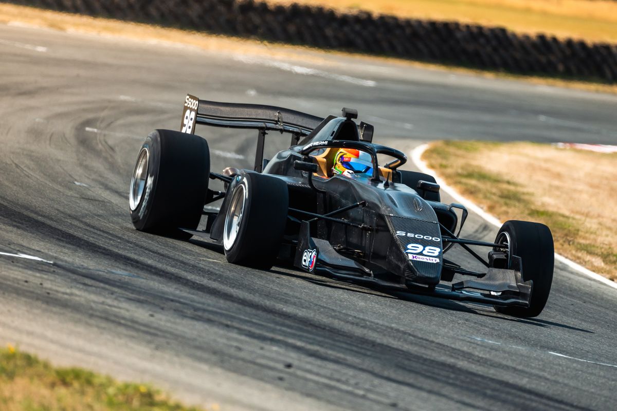 No daylight between Roberto Merhi and James Golding in S5000 practice at Race Tasmania