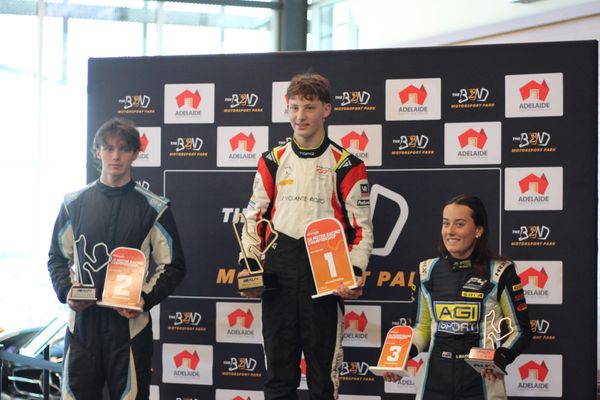 Isaac McNeill claims AU4 opening round after bumper third race at The Bend