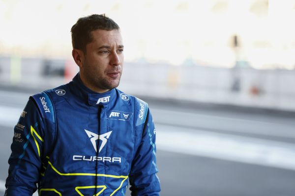 Robin Frijns suffers broken wrist in Formula E crash
