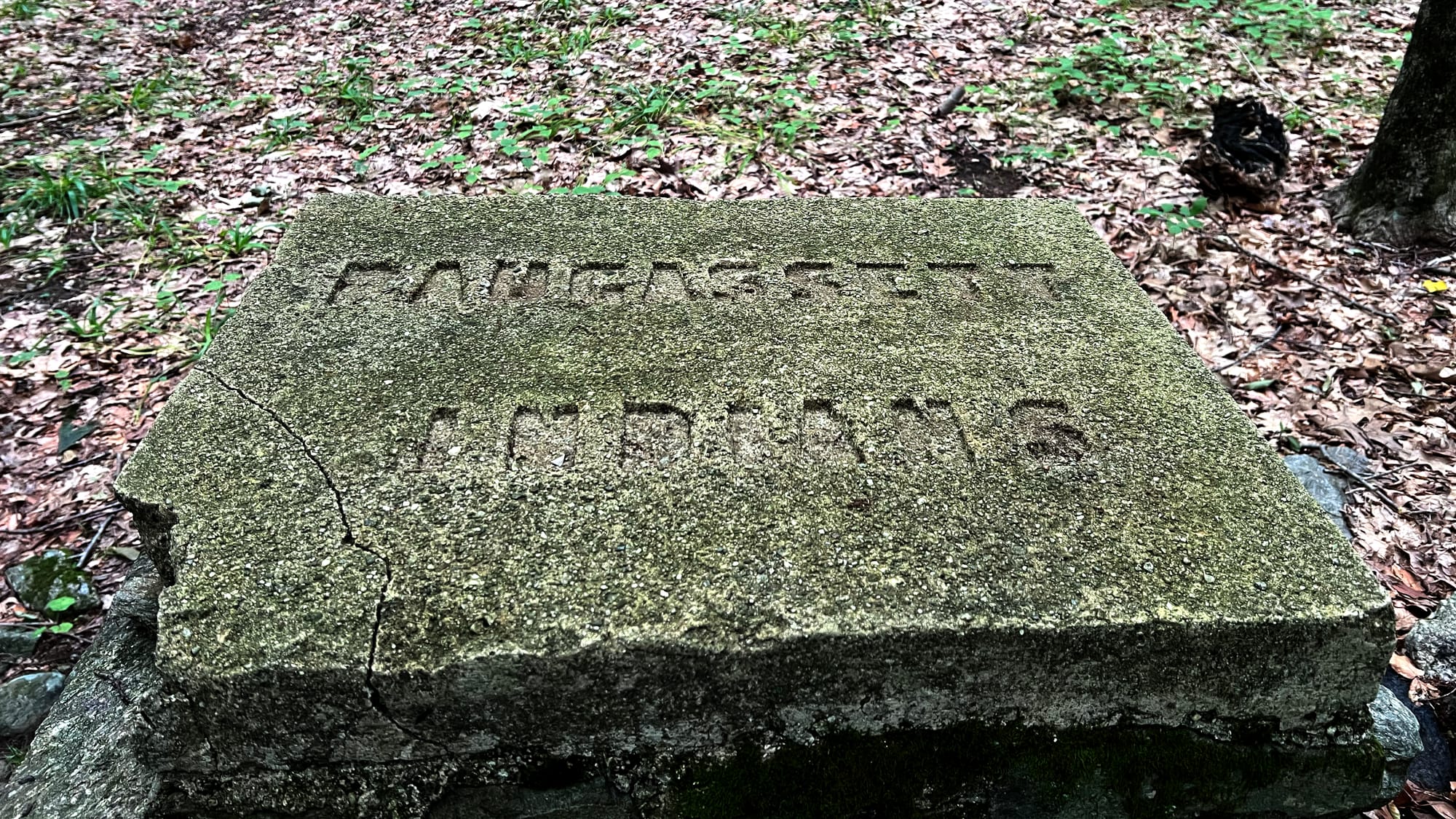 Right stone pillar inscription