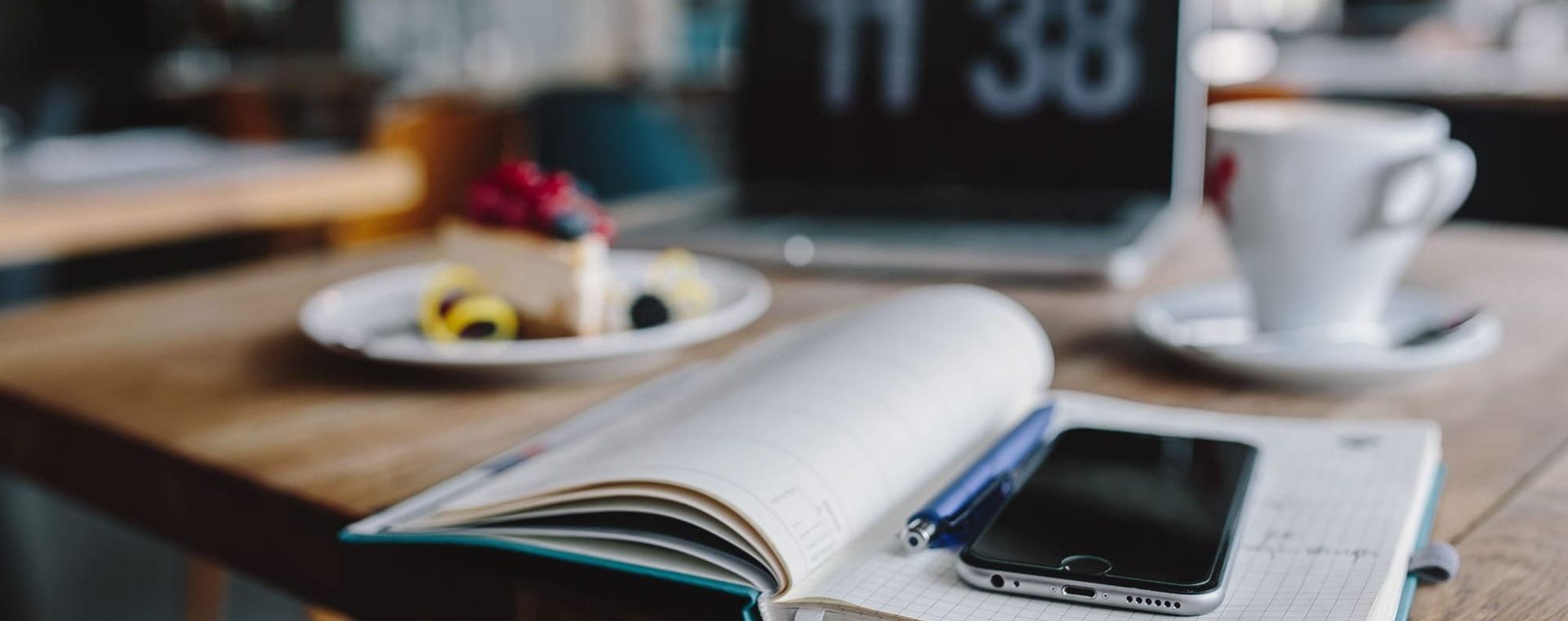 Pensas que estás a avaliar candidatos. O teu cérebro tomou a decisão há 90 segundos.