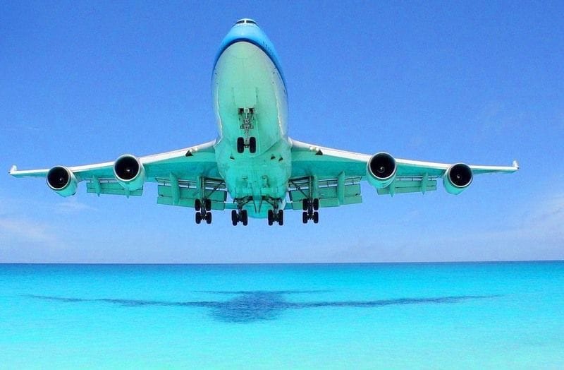 Plane landing in SXM