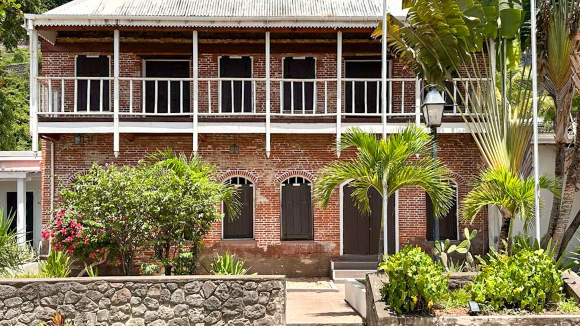 The Old Gin House is an historic building on Statia