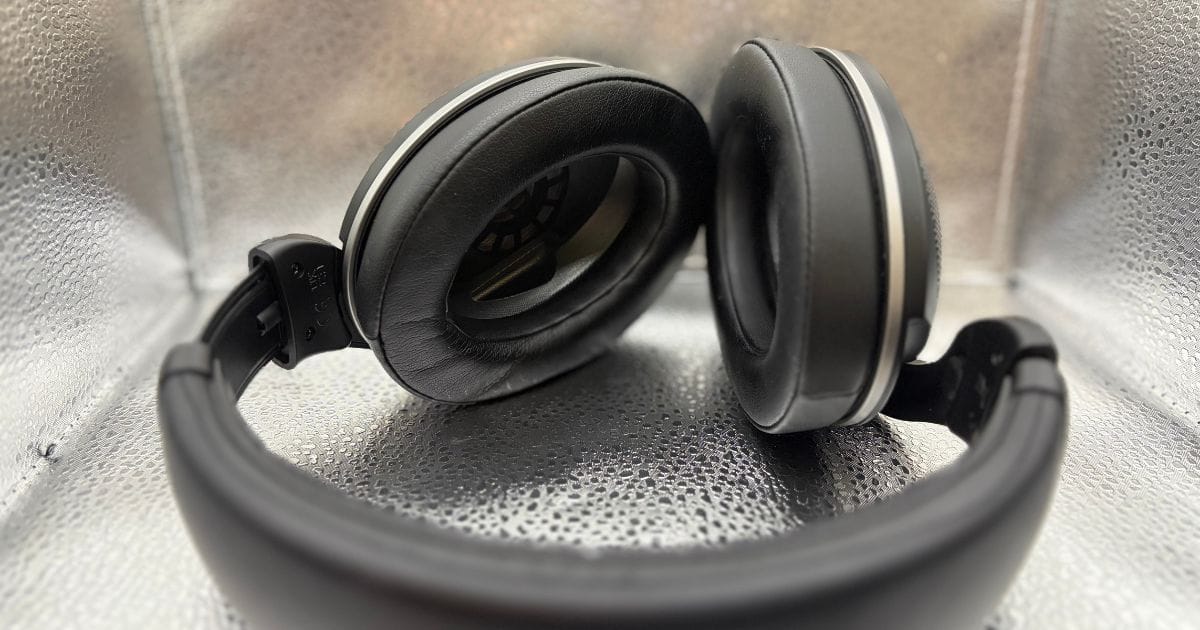 Rear view of Sennheiser HD550 with replacement dekoni earpads