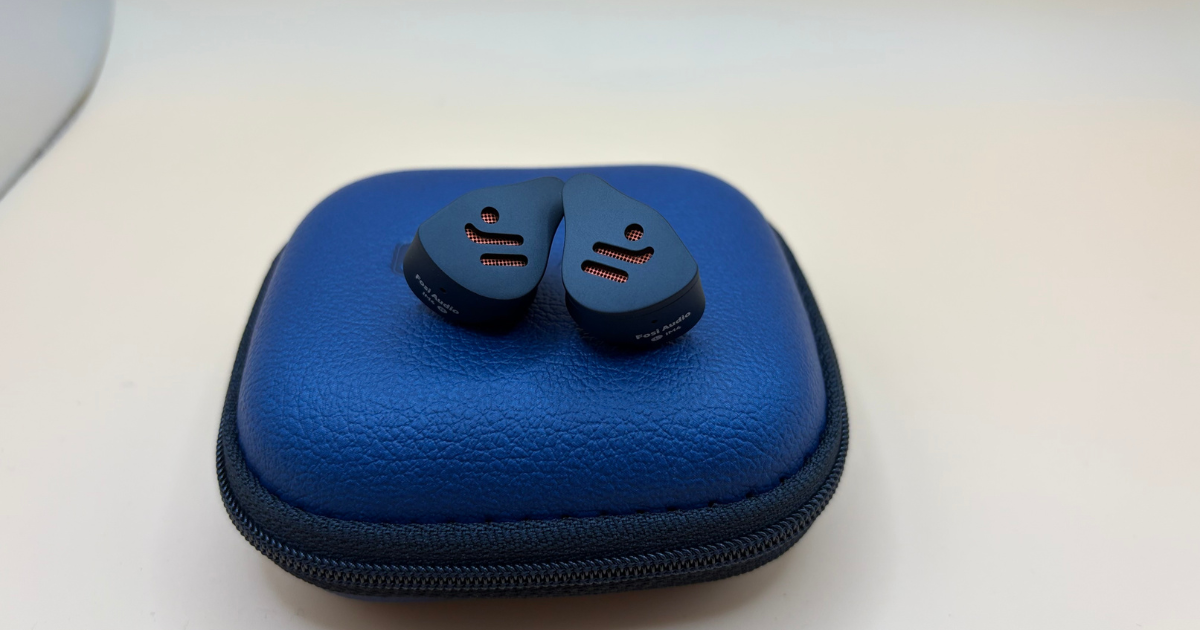 Fosi Audio IM4 Build Quality: Close up image sitting on top of case