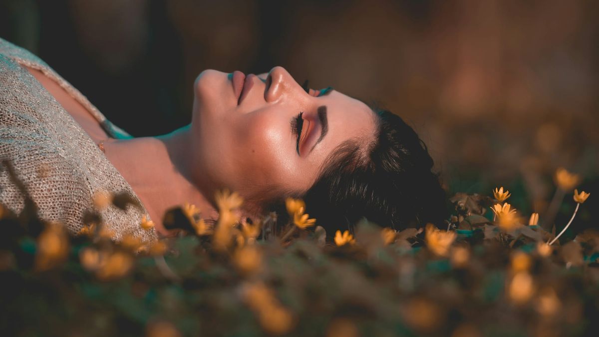 Una persona che dorme serenamente in un letto confortevole e luminoso