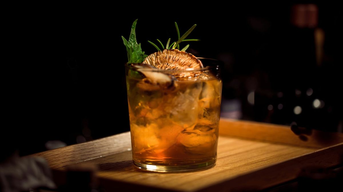 Bicchiere di vino rosso e cibo gourmet